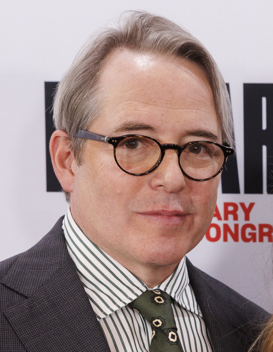 <p>Quatro décadas depois, a produção segue como um clássico consolidado, reconhecido pelo humor, pelo carisma e pelo impacto cultural. Mas por onde anda seu protagonista atualmente? A seguir, saiba mais sobre a trajetória de Matthew Broderick.</p></div>

<!-- INTERBANNER 5 [RETANGULO(BR)] - DESKTOP - [INTERNAS] -->
<div class=