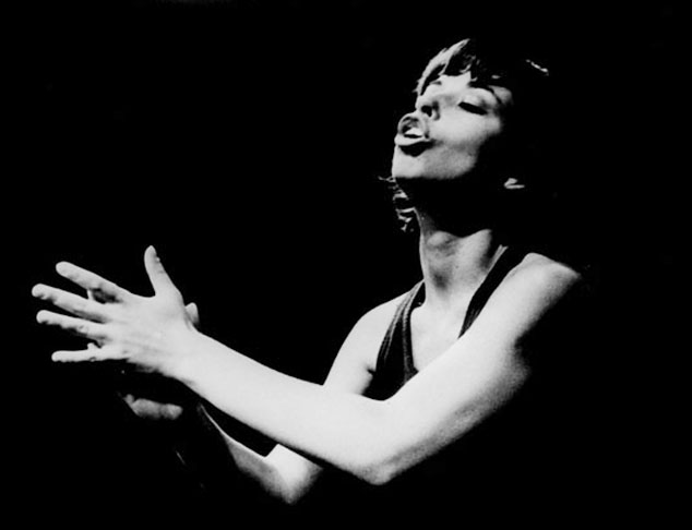 <p>Em 65, passou a ficar mais conhecida, não somente por sua belíssima voz, mas pelas opiniões em temas polêmicos, como a ditadura, no rádio e na TV. A extensão vocal de Nara era de mezzo-soprano lírico, aliás Além de Bossa Nova, também cantava MPB e samba.</p>
