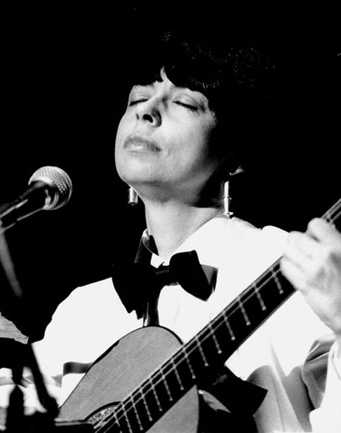 <p>A voz de Nara foi restaurada e recebeu novo acompanhamento instrumental, com violão, baixo, bateria, flauta e teclados. O repertório inclui clássicos de Tom Jobim, Vinicius de Moraes, Roberto Menescal e outros nomes centrais da bossa nova.</p><?php if (strpos(site('ds_site_link'), '/apostas') === false): ?>
    </div>
    <div class=