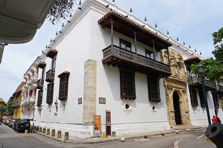<p>O centro histórico de Cartagena também abriga muitas das principais atrações turísticas da cidade, como o Palacio de la Inquisición (foto), o Castelo de San Felipe de Barajas e as Muralhas de Cartagena.</p>
