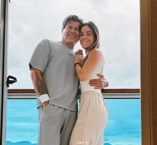 <p>O cantor caminhou pela areia com o filho e tomou sol com a companheira, com quem se relaciona desde 2018. Além disso, se aventurou, pegando “jacarés” nas ondas.</p></div>

<!-- INTERBANNER 5 [RETANGULO(BR)] - DESKTOP - [INTERNAS] -->
<div class=