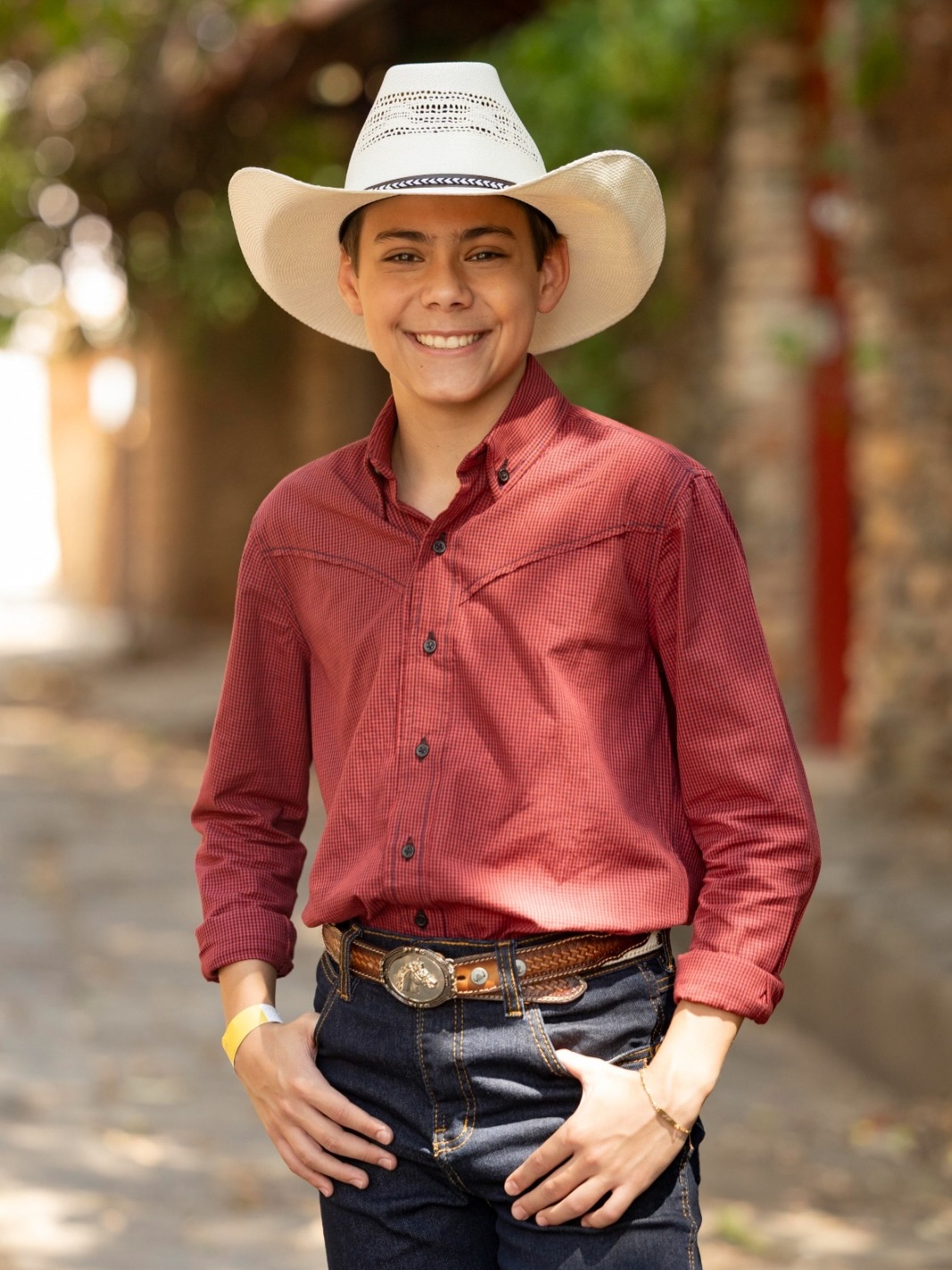 <p><span style=font-weight: 400;>Na novela, ele interpreta João Raul na fase jovem do personagem, cuja versão adulta é vivida pelo ator Filipe Bragança.</span></p></div>

<!-- INTERBANNER 5 [RETANGULO(BR)] - DESKTOP - [INTERNAS] -->
<div class=