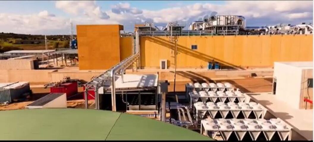 <p>A construção de uma fábrica para componentes de chips de alto desempenho em Trujillo, município espanhol na província de Cáceres, ganhou um investidor de peso: Leonardo DiCaprio. O anúncio, no fim de novembro de 2025, trouxe grande destaque à região.</p>
