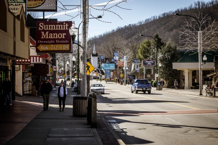 <p>Gatlinburg, Tennessee (Estados Unidos): Gatlinburg é uma charmosa cidade cercada pelas majestosas montanhas dos Apalaches e serve como portal de entrada para o Parque Nacional das Great Smoky Mountains.</p>
