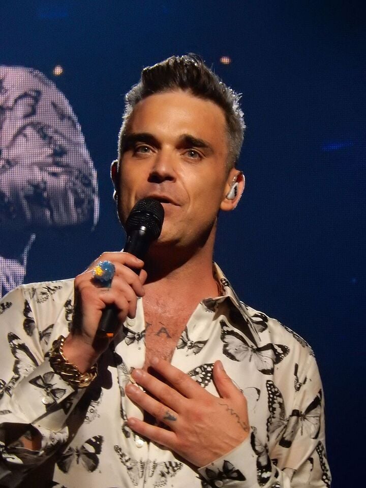 <p>Robbie Williams – O cantor Robbie Williams revelou que sofre de artrite nas costas, o que tem impacto na sua mobilidade e força nos movimentos, inclusive influenciando como ele dança nos palcos.</p><?php if (strpos(site('ds_site_link'), '/apostas') === false): ?>
  </div>

  <div data-type=