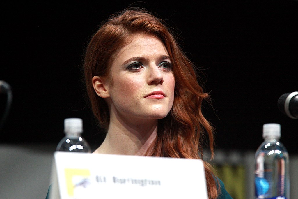 <p>Rose Leslie – nascida em 9 de fevereiro de 1987, em Aberdeen, Escócia, é famosa por suas atuações em séries como “Game of Thrones” e “Downton Abbey”.</p>
