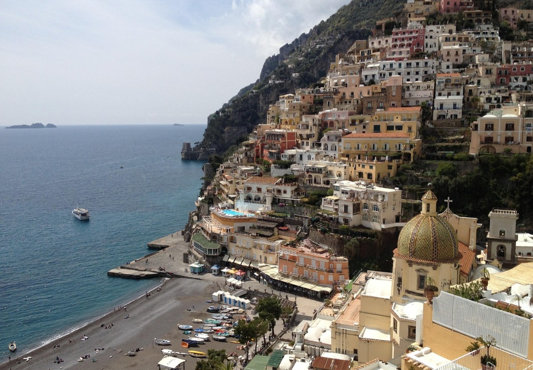 <p>Várias regiões litorâneas ao redor do mundo são famosas pelo turismo, seja por suas paisagens, cultura ou infraestrutura. Aqui estão algumas das mais conhecidas:</p>
