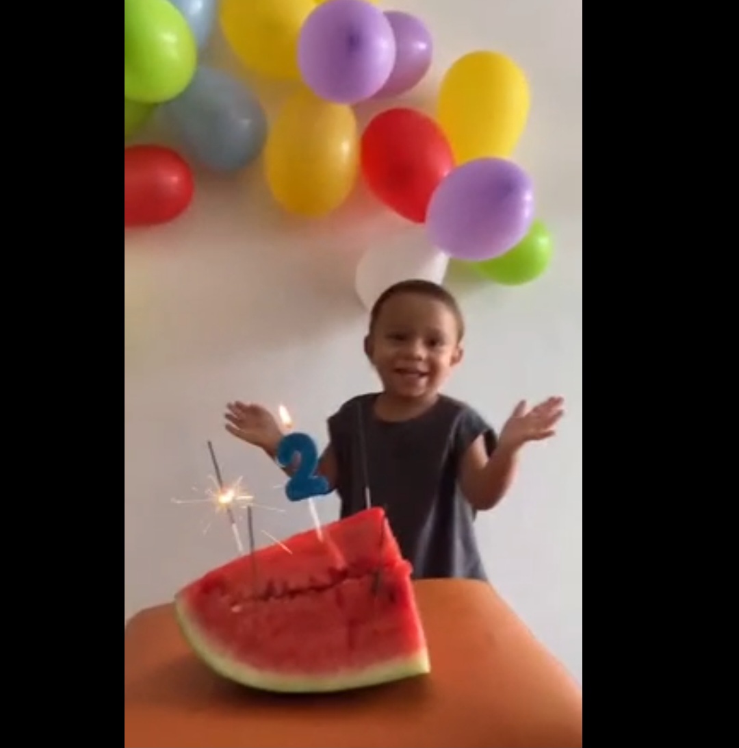 <p>A escolha refletiu a decisão da família de evitar açúcar nos primeiros anos de vida da criança. Até mesmo os convidados receberam frutas na festa dentro da filosofia de que uma rotina saudável combina com momentos especiais.</p></div>

<!-- INTERBANNER 5 [RETANGULO(BR)] - DESKTOP - [INTERNAS] -->
<div class=