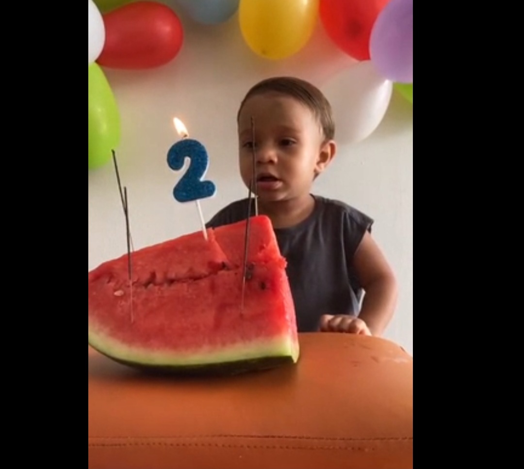 <p>No lugar do tradicional bolo cheio de açúcar, o aniversário do pequeno Rafael, de 2 anos, foi comemorado com uma melancia cortada em formato de bolo. O caso foi divulgado pelo Campo Grande News, de Mato Grosso do Sul.</p>
