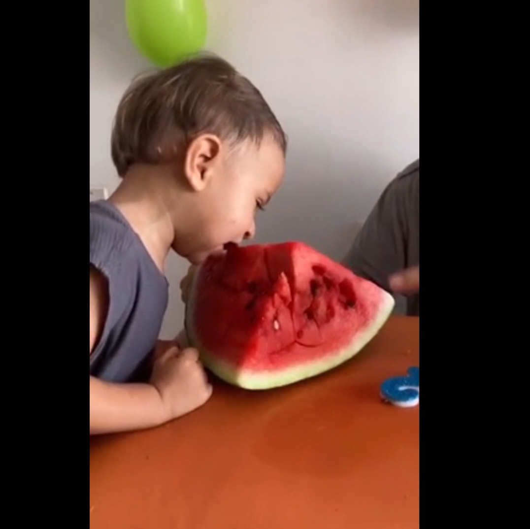 <p>A curiosa alternativa agradou ao aniversariante, que se divertiu ao comer a fruta. O pedaço que tinha o enfeite com a idade do menino foi especial para ele, que aproveitou a suculência da fruta.</p><?php if (strpos(site('ds_site_link'), '/apostas') === false): ?>
    </div>
    <div class=