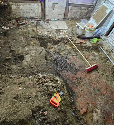 <p>Nancy de Jong, arqueóloga líder da equipe, classificou a descoberta como “extraordinária”. “É sempre um privilégio encontrar vestígios de uma era passada e desvendar os mistérios da nossa história”, disse Nancy.</p><?php if (strpos(site('ds_site_link'), '/apostas') === false): ?>
    </div>
    <div class=