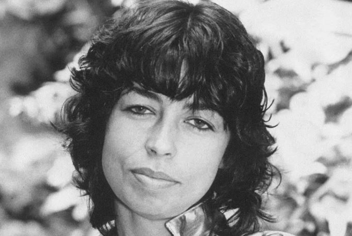 <p>Em 1989, fez sua última apresentação, no Pará. Ao voltar para o Rio, sofreu uma hemorragia fatal. Nara morreu em 7/6/1989, aos 47 anos.</p>
