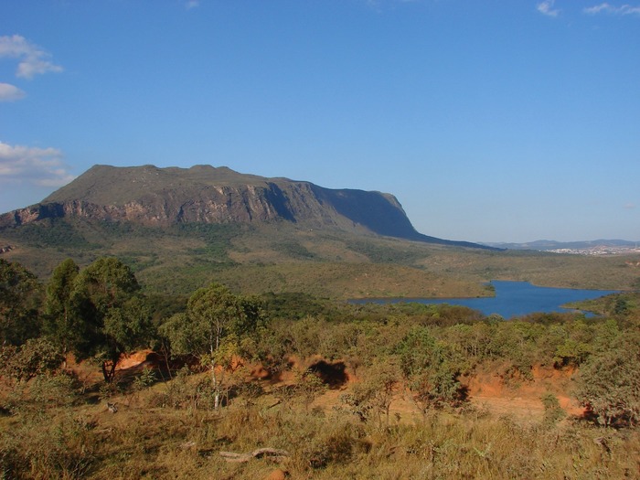<p>Após transpor as dificuldades do terreno, o grupo encontrou sinais de ouro nas encostas da Serra de Deus Livre, nome que a atual Serra de Ouro Branco tinha na época.</p><?php if (strpos(site('ds_site_link'), '/apostas') === false): ?>
    </div>
    <div class=