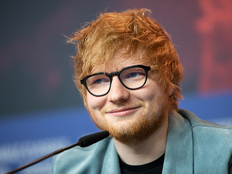 <p>Ed Sheeran – nascido em 17 de fevereiro de 1991, em Halifax, Inglaterra, é famoso por sucessos como “Shape of You”, “Perfect” e “Thinking Out Loud”.</p>
