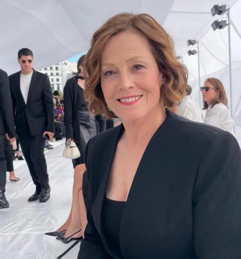 <p>O elenco é liderado por Sigourney Weaver, indicada três vezes ao Oscar e consolidada como um dos maiores ícones do cinema de ficção científica, além de integrar a franquia “Avatar”, também dirigida por Cameron.</p>
