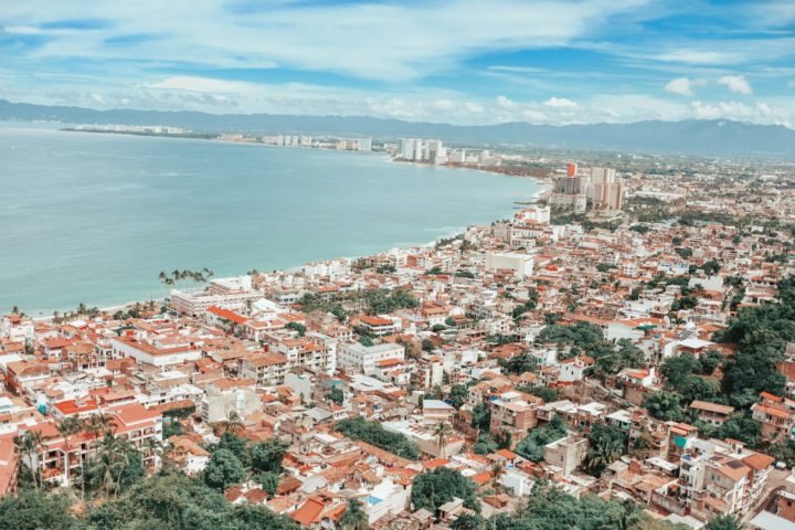 <p>Puerto Vallarta também é um ótimo destino para ecoturismo, com atividades como observação de baleias, passeios de barco e trilhas na Sierra Madre. A gastronomia local, com frutos do mar frescos, é outro grande atrativo.</p>
