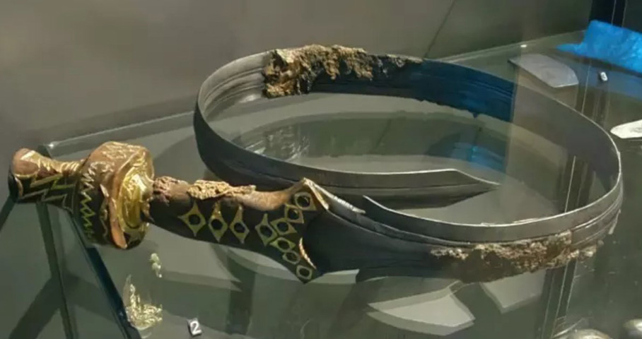 <p>Isso porque o aço utilizado para construir esse artefato era bastante flexível. As investidas com esta arma se assemelham à de um chicote nos dias atuais. Contudo, com uma gravidade maior</p>
