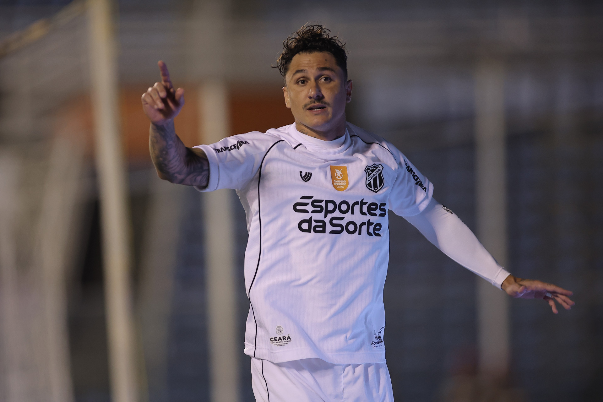 Vina, meia-atacante do Ceará, comemora gol contra o Tirol (Foto: BAGGIO RODRIGUES / Agif / Estadão Conteúdo)