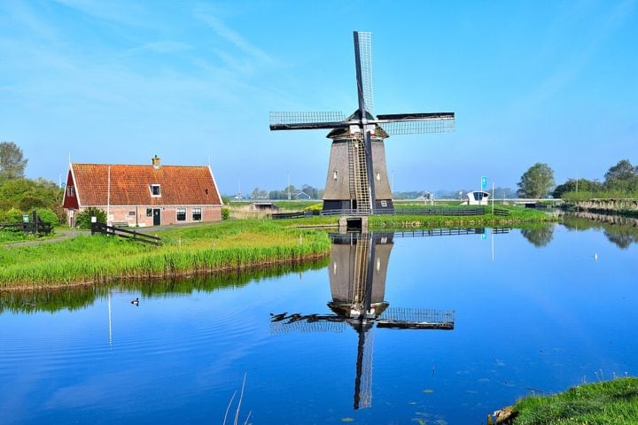 <p>Com uma população de aproximadamente 110 mil habitantes, Alkmaar tem uma atmosfera tranquila e é rica em história. É famosa por seu tradicional mercado de queijos.</p>
