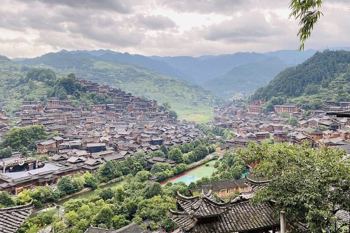 <p>A região é habitada por diversas minorias étnicas — como Miao e Dong — que preservam tradições, festivais e arquitetura em madeira.</p>
