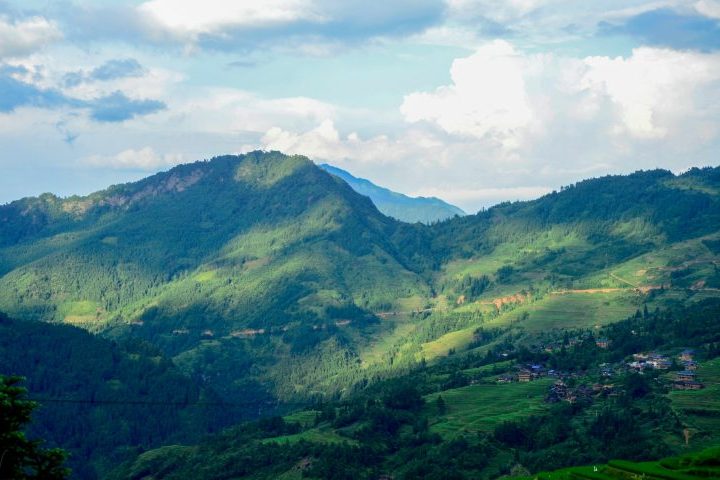 <p>Ela fica nas montanhas remotas de Guizhou, na China, e foi construída por moradores locais na década de 1970.</p></div>

<!-- INTERBANNER 5 [RETANGULO(BR)] - DESKTOP - [INTERNAS] -->
<div class=