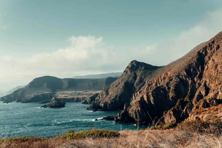 <p>Ensenada, Baixa Califórnia (México): Conhecida por sua beleza costeira e clima ameno, Ensenada é uma cidade portuária famosa pela produção de vinhos.</p>
