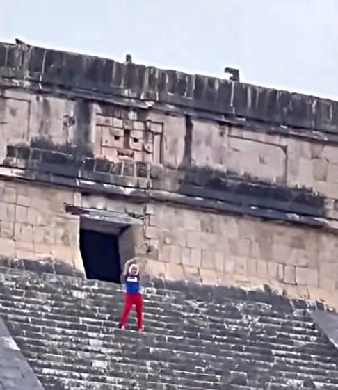 <p>No México, uma mulher subiu os 91 degraus da pirâmide maia de Kukulcán, no sítio arqueológico Chichén Itzá, na cidade de Tinum. Ao chegar no topo, ela dançou e entrou na sala do templo. O problema é que tudo é proibido, incluindo subir os degraus.</p></div>

<!-- INTERBANNER 5 [RETANGULO(BR)] - DESKTOP - [INTERNAS] -->
<div class=