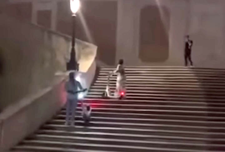 <p>Também em Roma, dois americanos andaram de patinete sobre a histórica Escadaria Espanhola. Eles danificaram um pedaço de mármore de 10 cm.</p><?php if (strpos(site('ds_site_link'), '/apostas') === false): ?>
    </div>
    <div class=