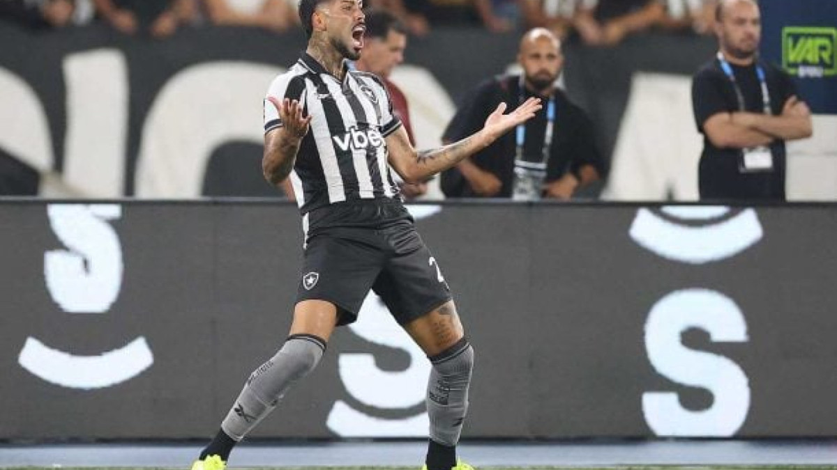 Zagueiro, no entanto, revela que recebeu várias propostas. Ele tem contrato com o Glorioso somente até dezembro deste ano 