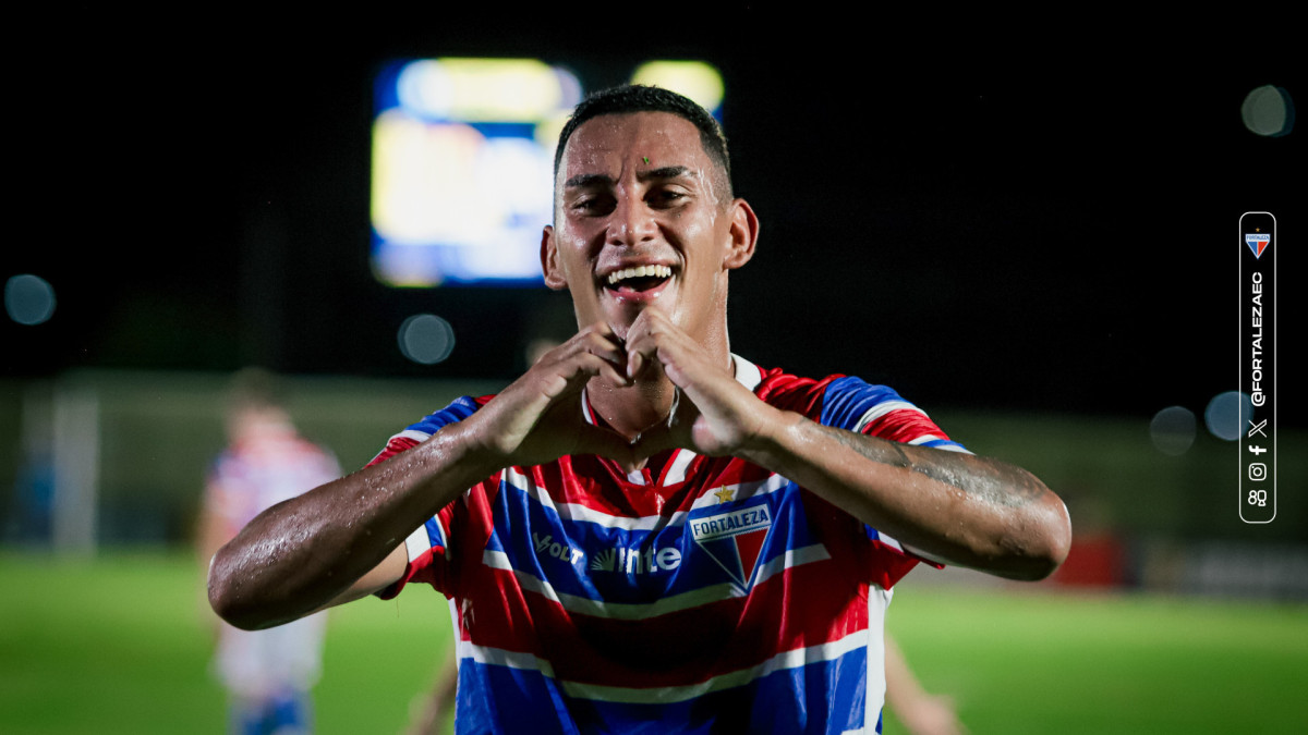 Volante Rodrigo comemorando gol marcado pelo Fortaleza contra o Horizonte
