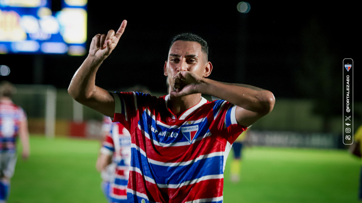 Volante Rodrigo comemorando gol marcado pelo Fortaleza contra o Horizonte