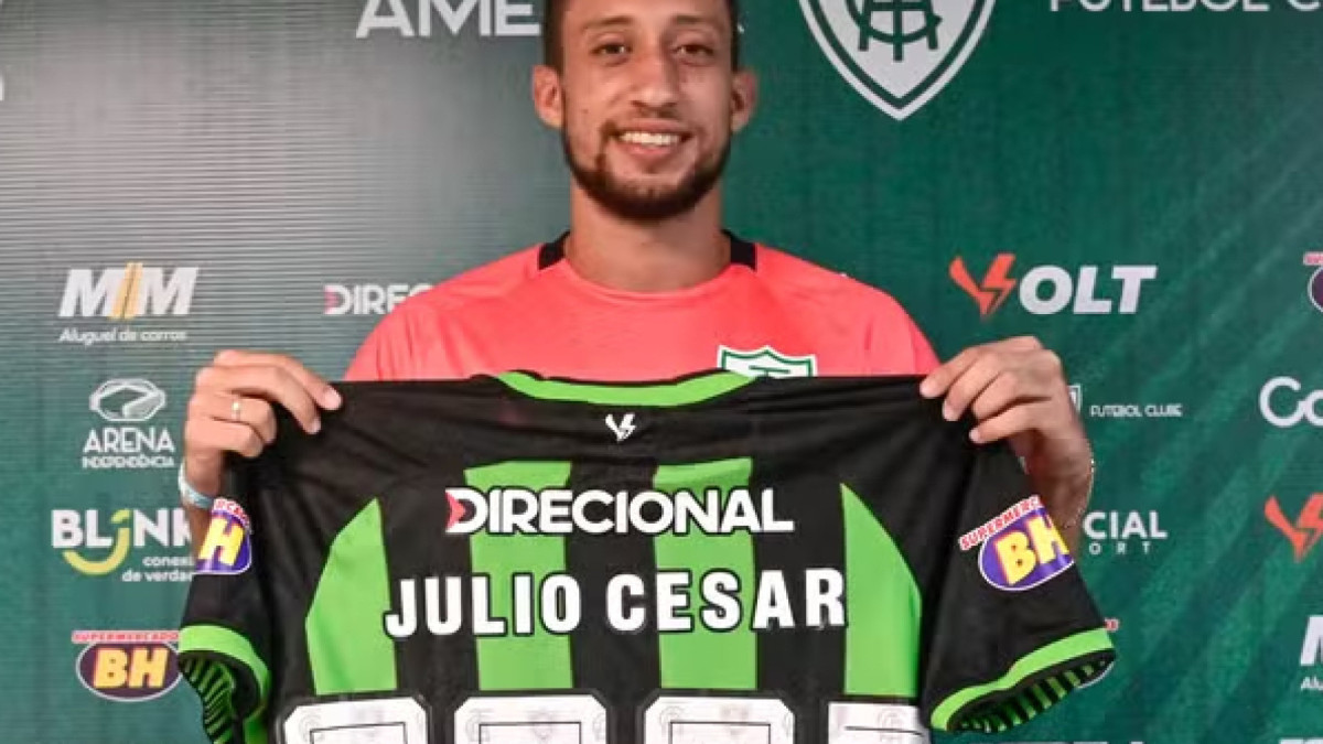 Zagueiro Julio César na época em que defendia o América-MG, clube onde foi formado e lançado no profissional