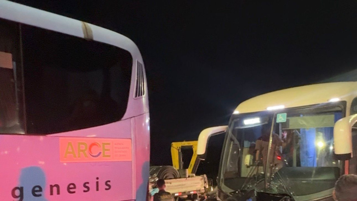 Carro foi prensado por dois ônibus em Juazeiro do Norte