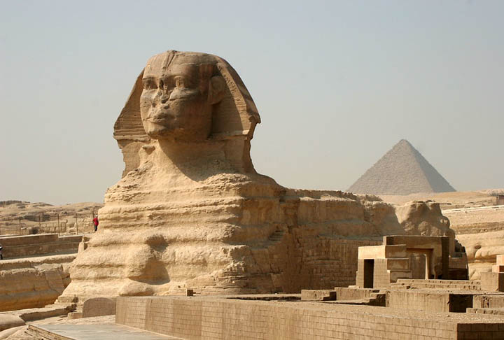 <p>No Egito, uma mulher foi flagrada tirando uma selfie sem roupa perto das Pirâmides de Gizé. O local foi construído há cerca de 4 mil anos e é muito sagrado para os egípcios, com vários faraós enterrados ali.</p>
