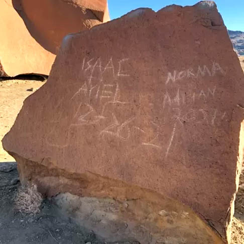 <p>Nos Estados Unidos, alguns turistas escreveram os próprios nomes em petróglifos no parque nacional Big Bend, no estado do Texas. Petróglifos são imagens raras esculpidas ou desenhadas em superfícies de pedra por civilizações antigas. São objetos de estudos.</p>
