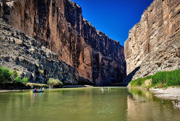 <p>Em comunicado, o parque disse que “o painel rupestre antigo foi irreparavelmente danificado quando vândalos riscaram seus nomes e a data na arte pré-histórica”.</p>
