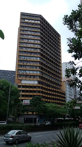 <p>Edifício Joelma (São Paulo) – Uma das maiores tragédias do Brasil ocorreu quando um incêndio se espalhou rapidamente pelo prédio, em 1974. Dos 756 ocupantes do edifício, 187 morreram e mais de 300 ficaram feridos. O prédio foi reformado e, desde então, há relatos de figuras e vozes misteriosas no local.</p><?php if (strpos(site('ds_site_link'), '/apostas') === false): ?>
    </div>
    <div class=