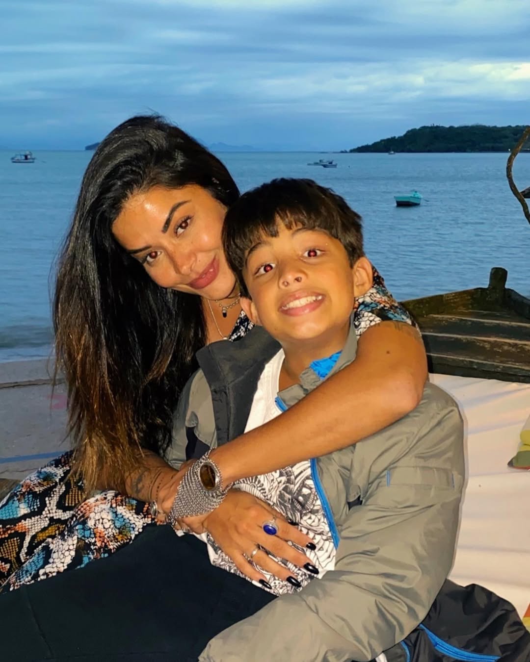 <p><span style=font-weight: 400;>Antes conhecida artisticamente como Aline Riscado, adotou o sobrenome Campos após a separação do ex-marido, Rodrigo Riscado, com quem teve um filho, Nathan, nascido em 2010. Segundo a própria artista, a mudança marcou uma nova fase pessoal e profissional.</span></p>
