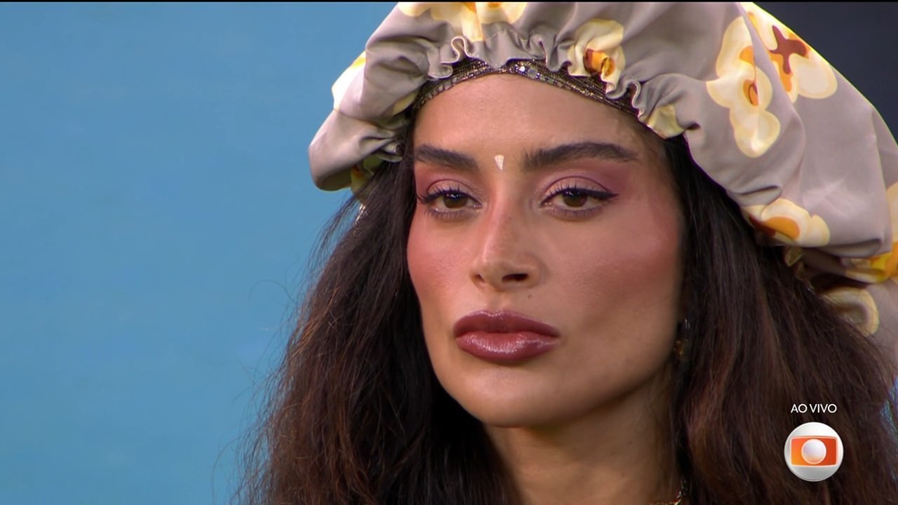 <p><span style=font-weight: 400;>A apresentadora também abordou outras polêmicas envolvendo Aline no confinamento, como a discussão sobre a divisão de ovos na </span><b>“Xepa”</b><span style=font-weight: 400;>, além das críticas que a ex-sister recebeu por abordar temas ligados à espiritualidade e à astrologia com outros participantes.</span></p>
