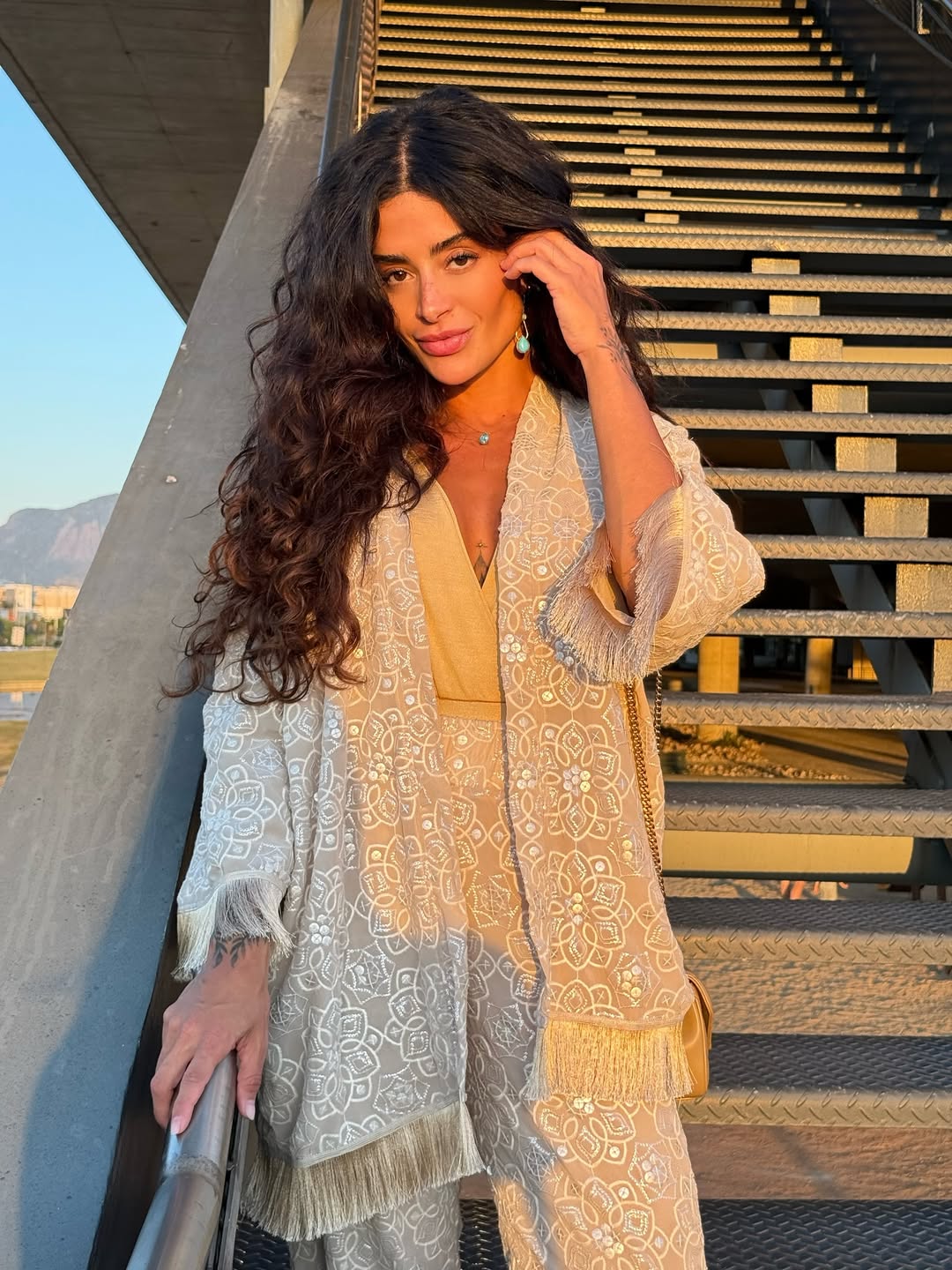 <p><span style=font-weight: 400;>Em entrevista, a médica Fernanda Nichelle destacou que a harmonização facial moderna adota uma abordagem global do rosto, combinando preenchimentos, bioestimuladores e técnicas de reposicionamento de tecidos, com foco em equilíbrio e naturalidade, evitando exageros e padronizações.</span></p>
