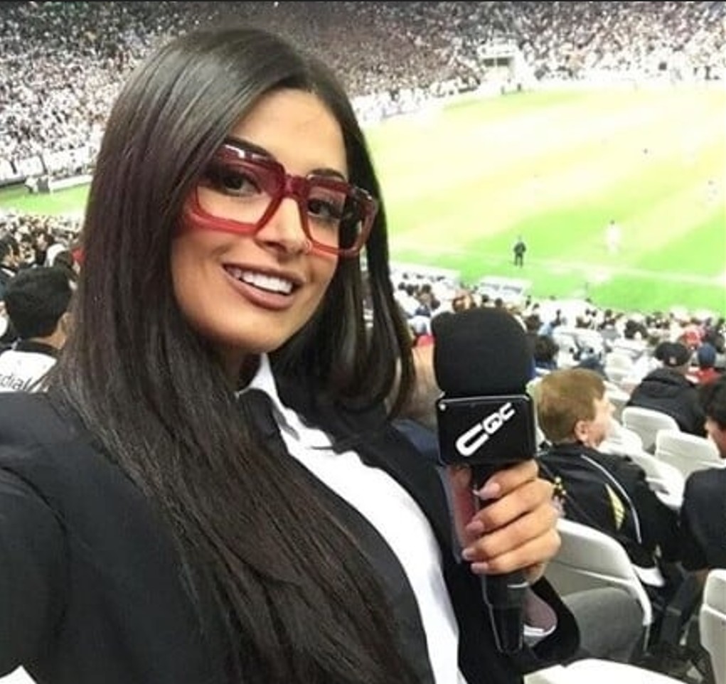 <p><span style=font-weight: 400;>Aline também atuou como apresentadora e repórter em programas de entretenimento exibidos na televisão brasileira, como </span><b>“CQC”</b><span style=font-weight: 400;>.</span></p>
