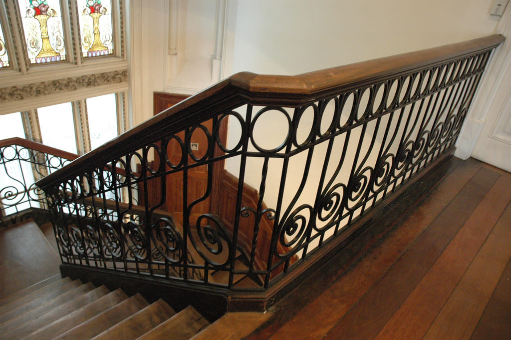 <p>Após o incidente trágico, um tutor teria ficado responsável pela criança, que foi trancafiada numa torre, não suportou o isolamento e se suicidou. O espírito da jovem teria passado a assombrar quem passa pelo lugar. Barulhos e vultos são comuns desde então.</p><?php if (strpos(site('ds_site_link'), '/apostas') === false): ?>

    </div>

    <div class=