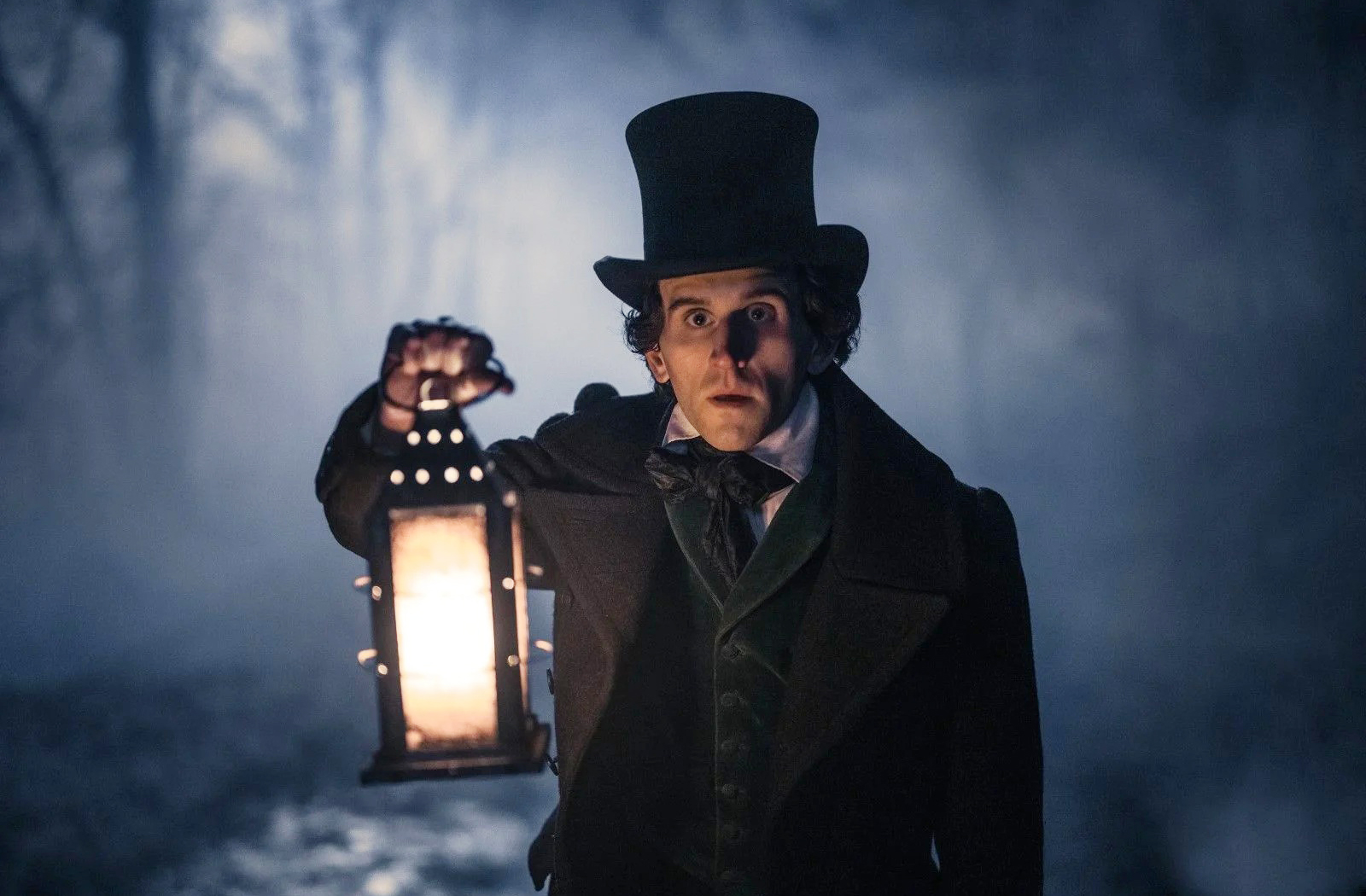 <p>Em 2022, ele contracenou com Christian Bale em “O Pálido Olho Azul”, um thriller gótico ambientado no século 19. Mais uma vez, Melling mostrou sua versatilidade e profundidade como ator.</p>
