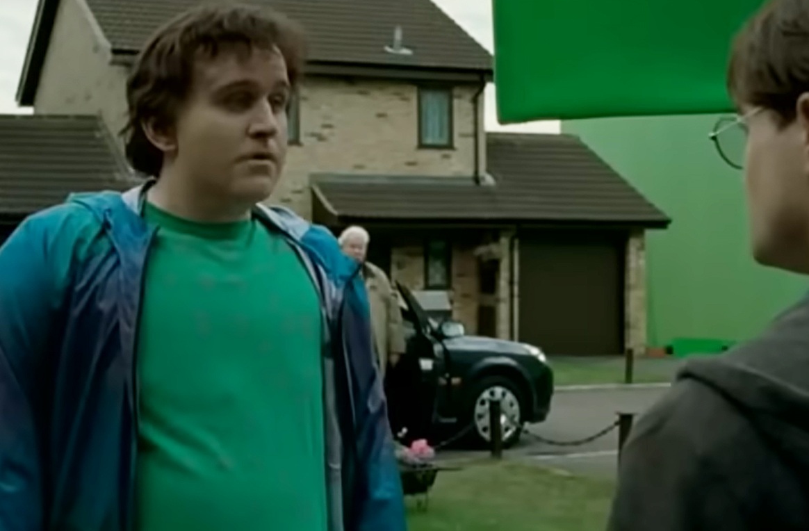 <p>Por volta do quinto filme, Melling passou por uma transformação física radical. Ele perdeu tanto peso que a produção precisou usar próteses para manter a aparência exigida pelo roteiro. A mudança foi tão drástica que ele quase ficou irreconhecível.</p><?php if (strpos(site('ds_site_link'), '/apostas') === false): ?>
  </div>

  <div data-type=