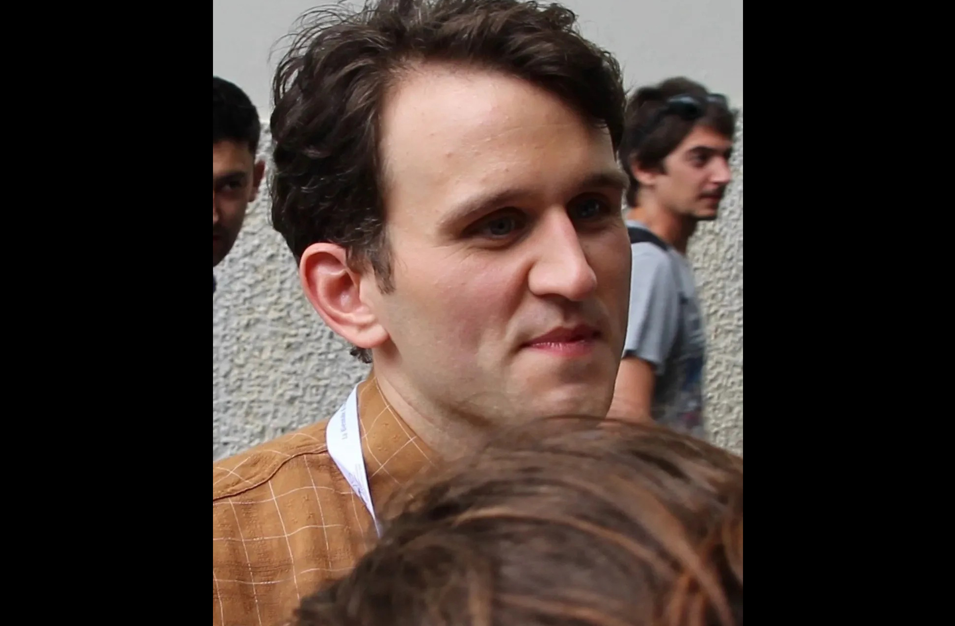 <p>Essa transformação não foi motivada por pressão externa. Segundo o próprio ator, foi algo natural: “Não aconteceu por nenhuma necessidade importante de minha parte, mas é algo que simplesmente aconteceu”, revelou em entrevista à People.</p><?php if (strpos(site('ds_site_link'), '/apostas') === false): ?>
    </div>
    <div class=