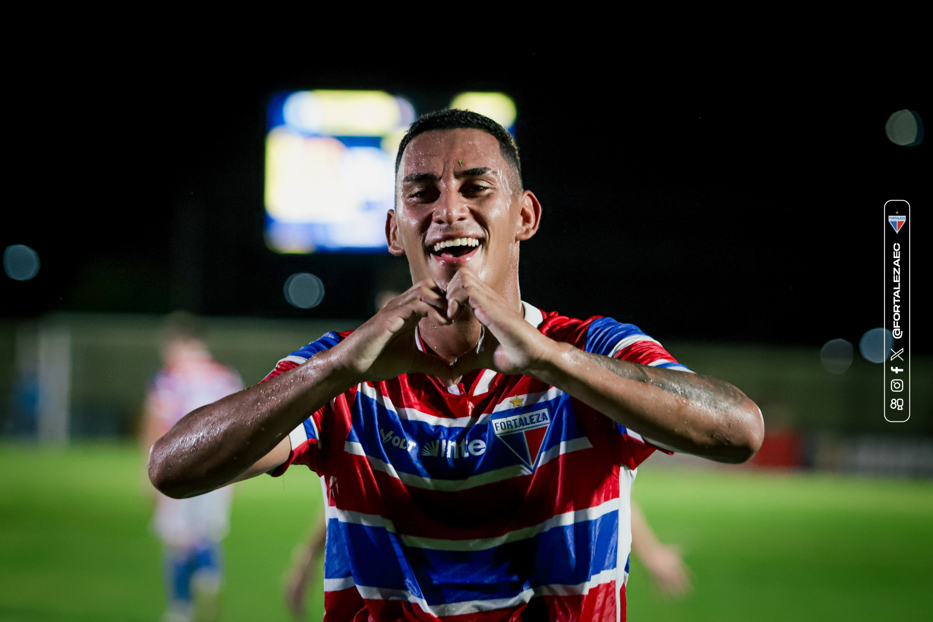 Volante Rodrigo marcou gol do Fortaleza e se emocionou (Foto: Leonardo Moreira / Fortaleza EC)