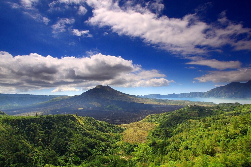 <p>Na Indonésia, um turista canadense se excedeu e postou um vídeo dançando sem roupa no topo do Monte Batur, um vulcão ativo em Bali. O local é considerado sagrado.</p>
