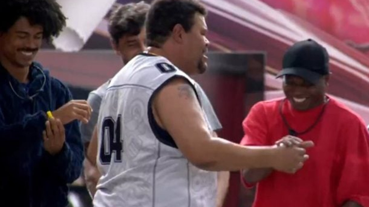 Novo líder da semana, o ator usou 'estratégia' ligada ao futebol para livrar o ex-jogador da Xepa nesta semana do Big Brother Brasil