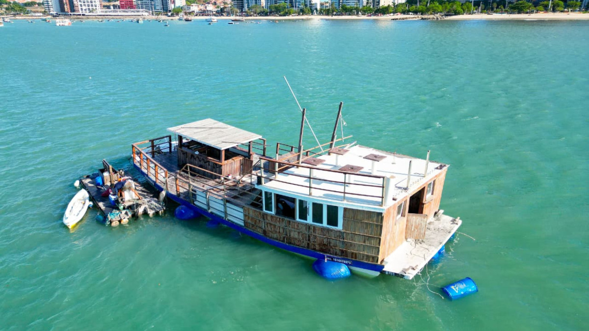 Catamarã é reflutuado na tarde desta sexta-feira, 23