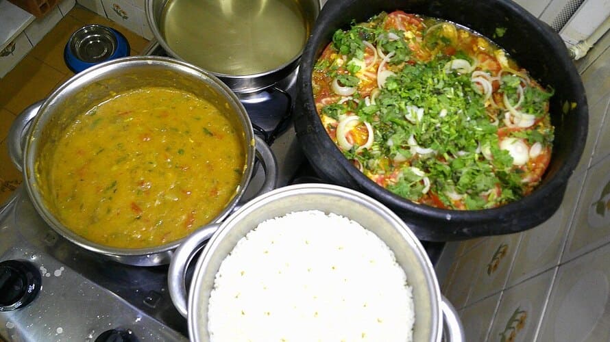 <p>O pirão é uma papa salgada feita com farinha de mandioca misturada em caldo quente, geralmente de peixe — o termo vem do tupi “mindipi’rõ”, que significa “ensopado”.</p></div>

<!-- INTERBANNER 5 [RETANGULO(BR)] - DESKTOP - [INTERNAS] -->
<div class=